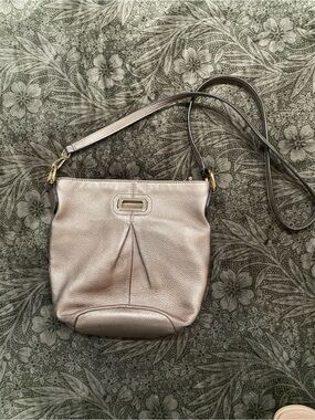 B. Markowsky champagne gold leather bucket crossbody bag. 45 inch strap.